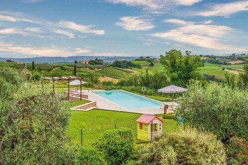 Apartment 'Tenuta Fornacelle La Rosa' with Shared Pool, Wi-Fi and Air Conditioning
