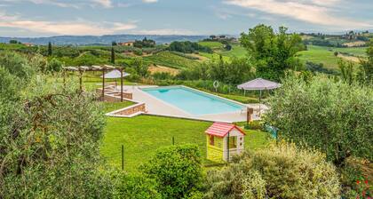Apartment 'Tenuta Fornacelle La Rosa' with Shared Pool, Wi-Fi and Air Conditioning