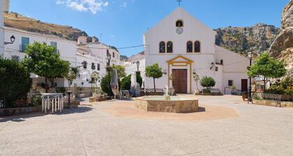 Studio Apartment 'Estudio El Castillo' with Mountain View and Air Conditioning