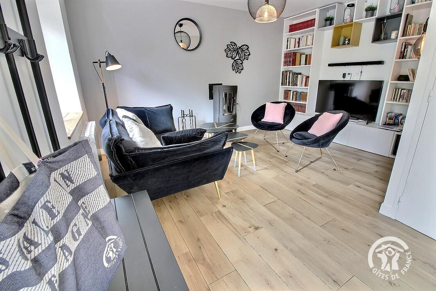 TV, peis, bøker og stereoanlegg