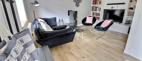 TV, peis, bøker og stereoanlegg