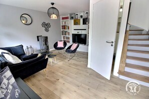 TV, lareira, livros, aparelho de som