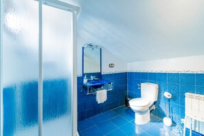 Chuveiro, secador de cabelo, toalhas de banho 