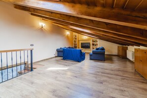 TV, fireplace - Country House 'El Pico' with Mountain View, Private Terrace and Wi-Fi (Canalejas de Peñafiel)