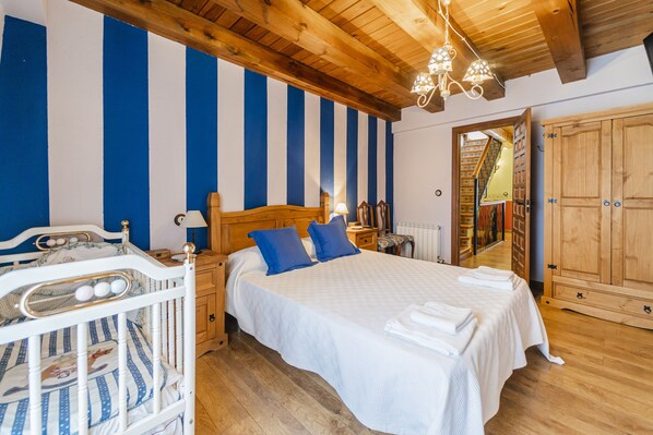 5 bedrooms, free WiFi, bed sheets