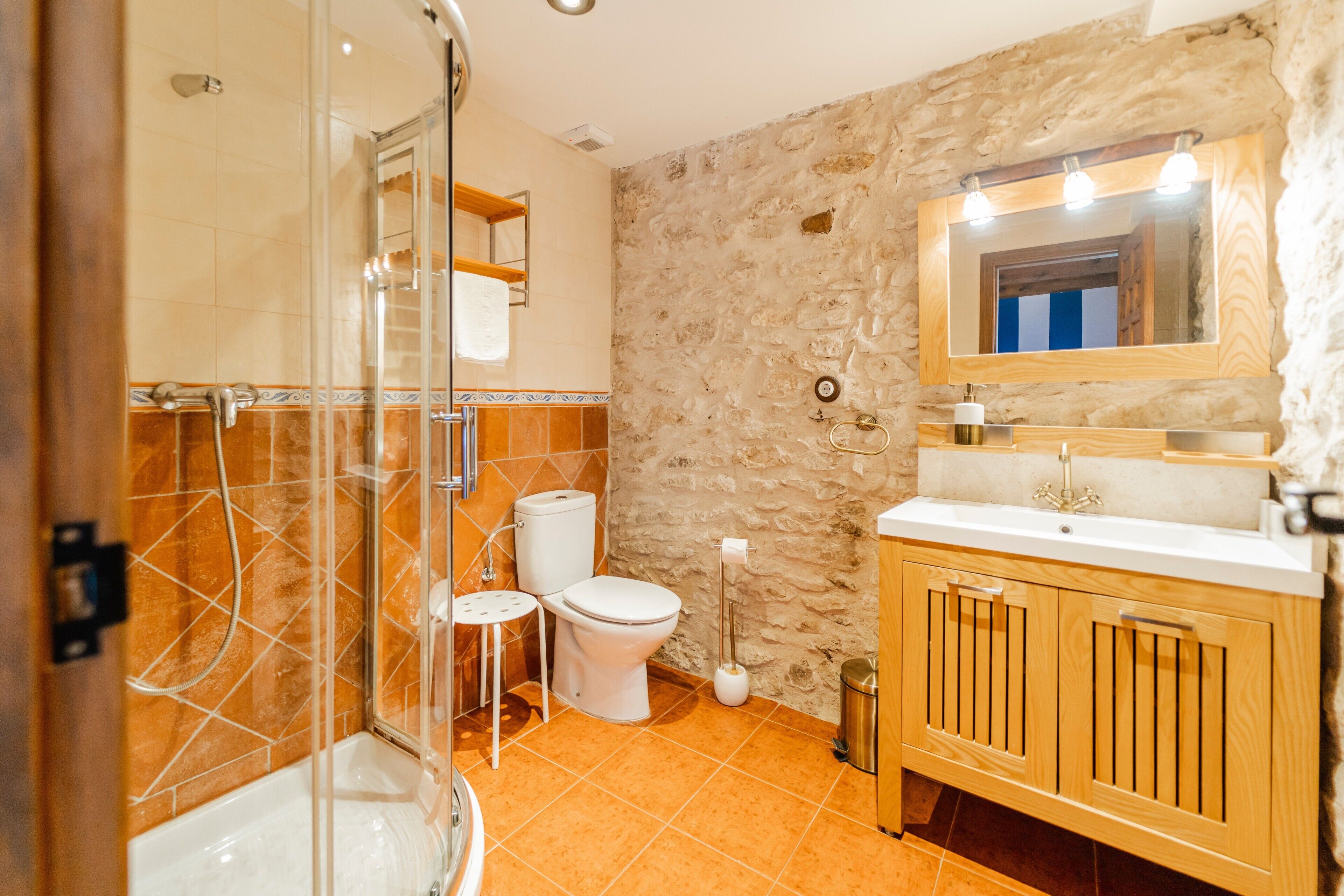 Een douche, een haardroger, handdoeken