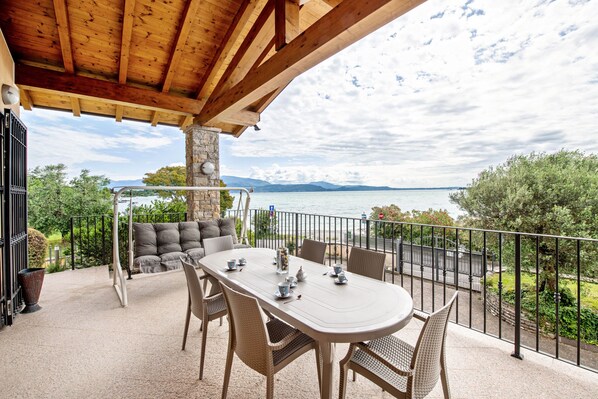 Outdoor dining - Apartment 'Happy Villa' with Lake View, Private Terrace and Wi-Fi (San Felice del Benaco)