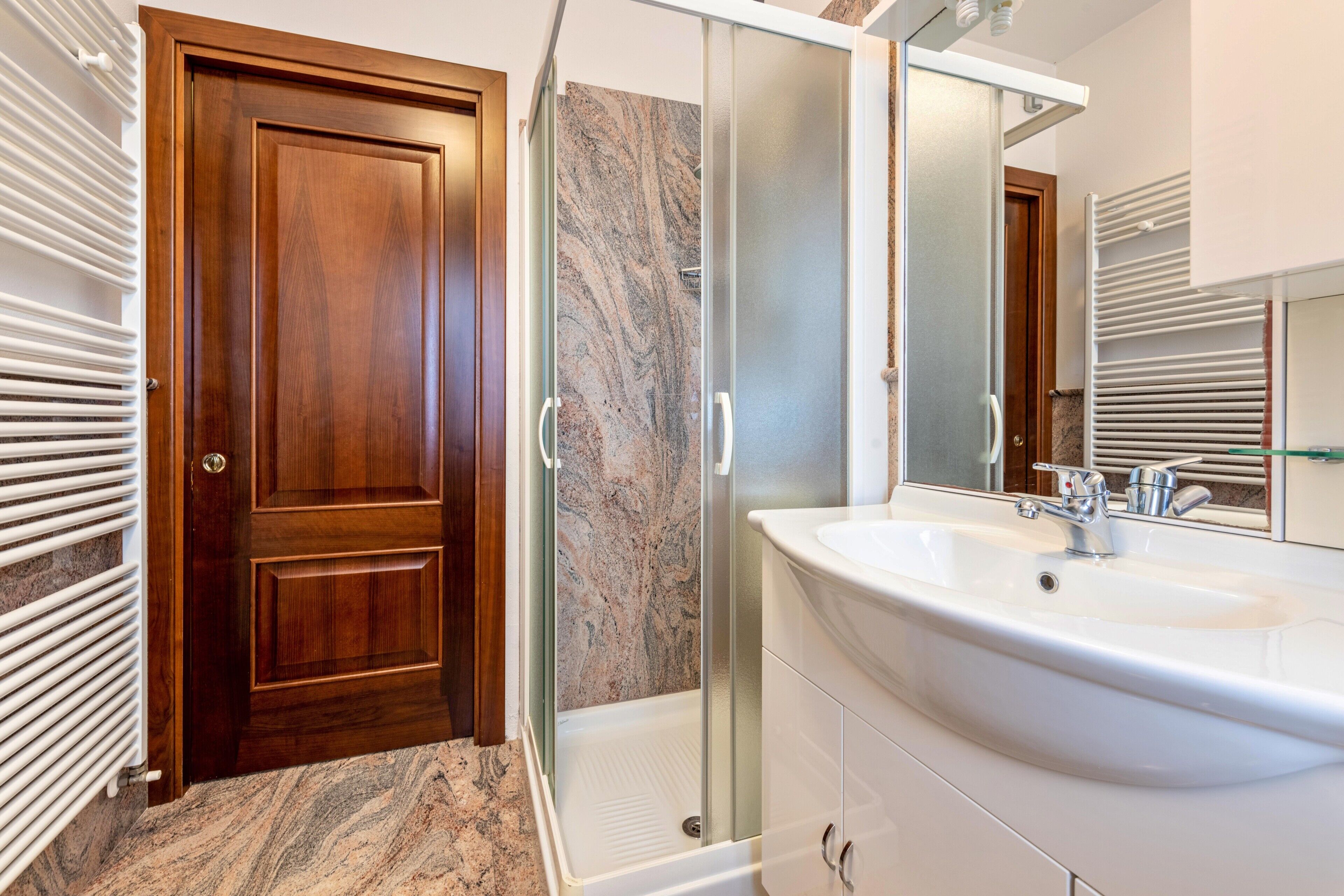 Dusche, kostenlose Toilettenartikel, Haartrockner