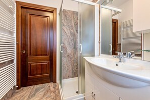 Chuveiro, produtos de toalete grátis, secador de cabelo 