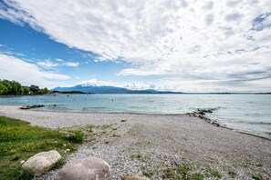 Una spiaggia nelle vicinanze