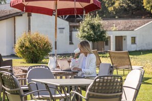Outdoor dining - Apartment 'Aparment Deluxe 8' with Mountain View, Private Terrace and Wi-Fi (Fié allo Sciliar)