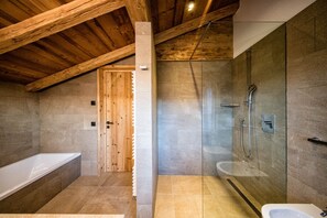 Dusche, Haartrockner, Handtücher