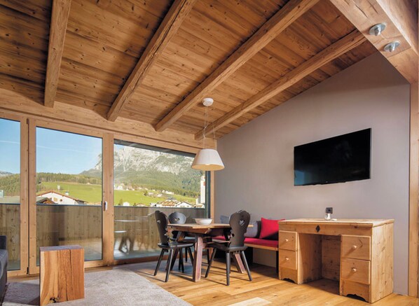 Interior - Apartment 'Aparment Superior 3' with Mountain View, Shared Garden and Wi-Fi (Fié allo Sciliar)