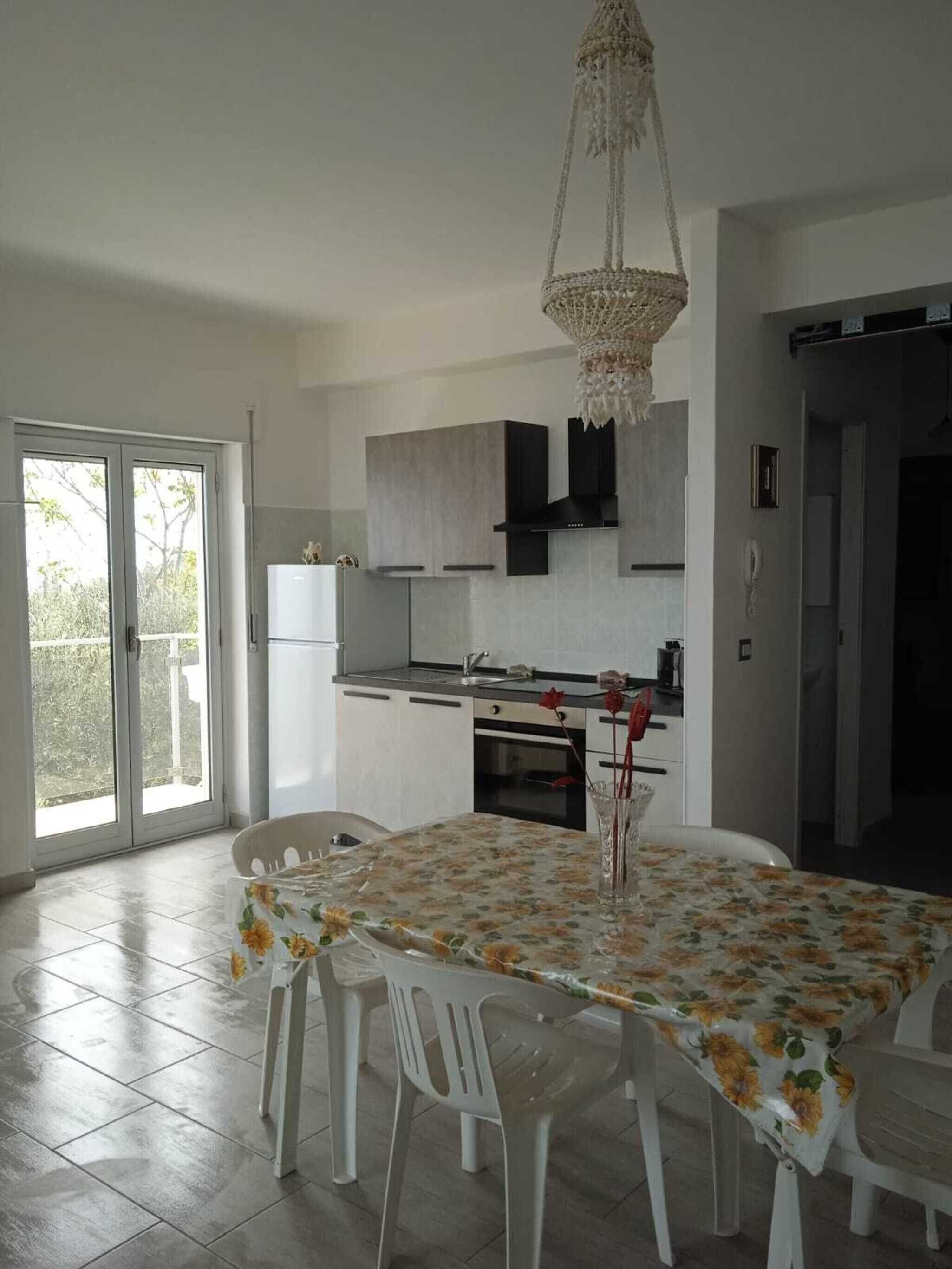 Køleskab, kogeplade, kaffe-/temaskine, brødrister