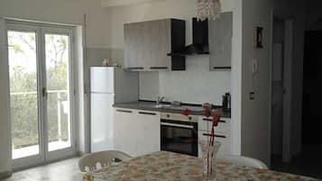 KĂŒhlschrank, Herdplatte, Wasserkocher mit Kaffee-/Teezubehör, Toaster