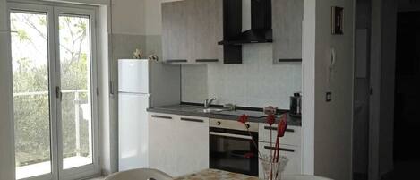 Geladeira, cooktop, cafeteira/chaleira, torradeira