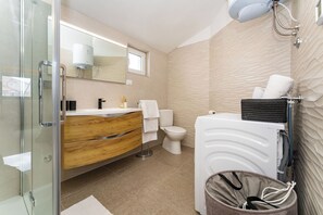Dusche, Haartrockner, Handtücher, Toilettenpapier