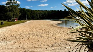 A sandy beach with a clear sky and a few clouds. - Charming Fitness & Wellness Gîte with Shared Pool (Masseret)