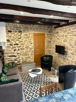 TV - Charming Fitness & Wellness Cottage with Shared Pool (Masseret)