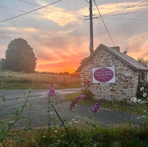 Property grounds - Charming Fitness & Wellness Cottage with Shared Pool (Masseret)