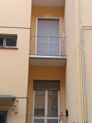 Exterior detail - 64B 10 minutes walk from: Polyclinic Hospital, Station and Center - 2 rooms (Pavia)