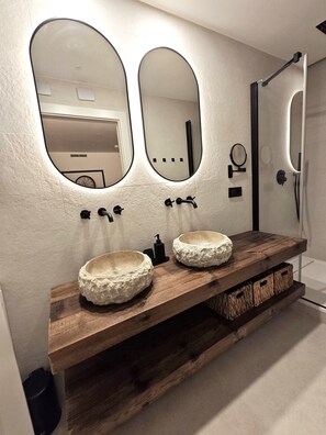 Douche, séchoir à cheveux, serviettes fournies, savon