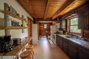 Fridge, microwave, oven, stovetop - Cozy Cabin tucked in the woods. Pet-Friendly! 7 minutes from Ellicotville! (Little Valley)