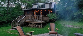 Cozy Cabin tucked in the woods. Pet-Friendly! 7 minutes from Ellicotville!