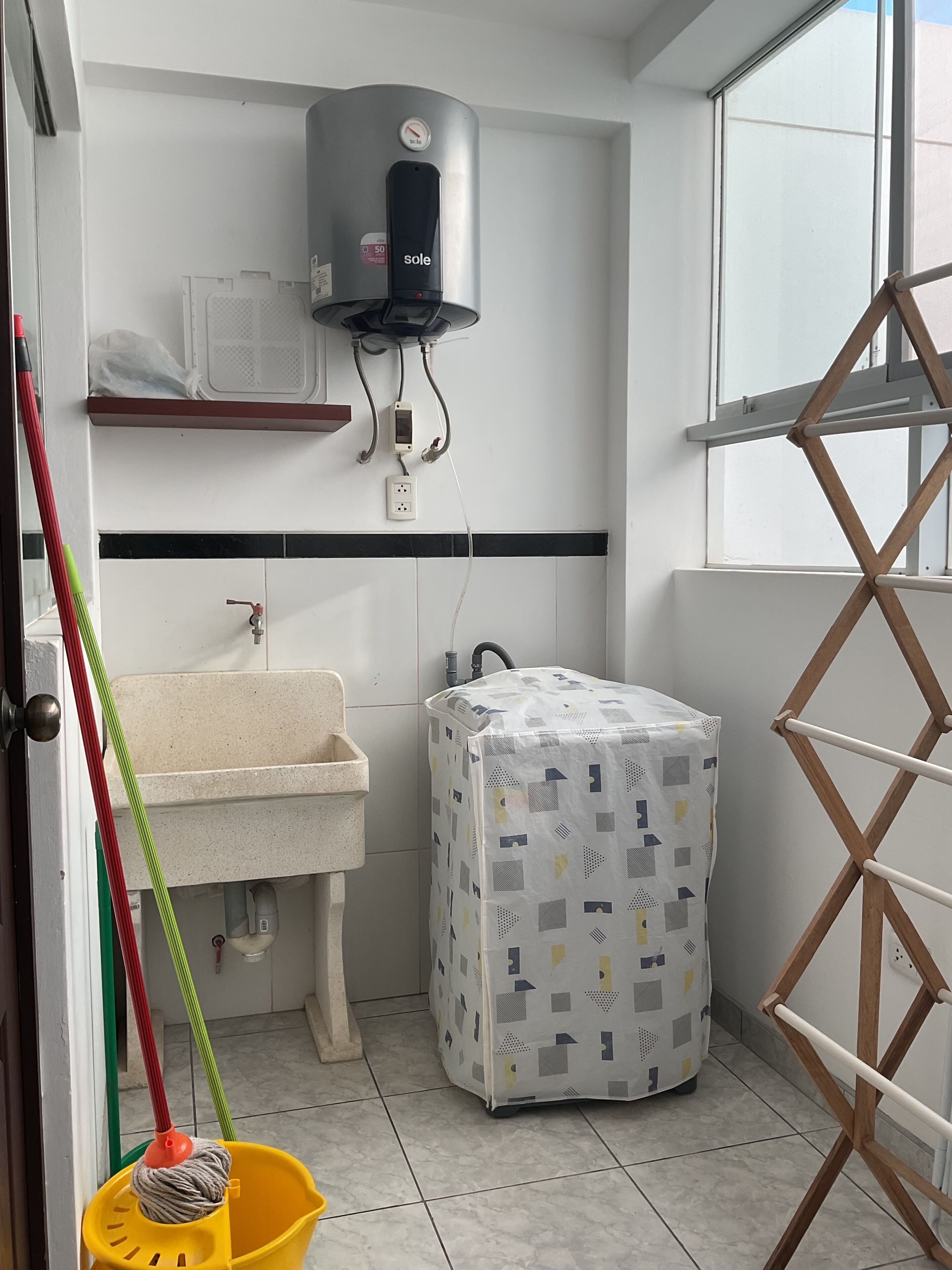 Secador de pelo, toallas, jabón, papel higiénico