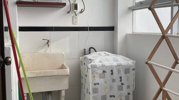 Secador de pelo, toallas, jabón, papel higiénico