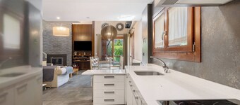 Country House 'Casa Biescas' with Mountain View, Wi-Fi and Air Conditioning