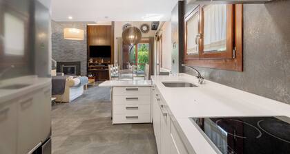 Country House 'Casa Biescas' with Mountain View, Wi-Fi and Air Conditioning