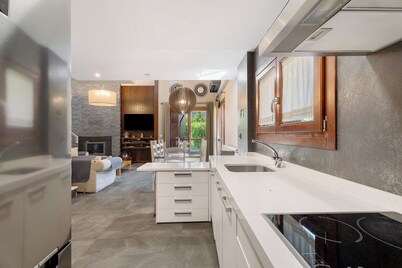 Country House 'Casa Biescas' with Mountain View, Wi-Fi and Air Conditioning