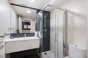 Shower, hair dryer, towels - Country House 'Casa Biescas' with Mountain View, Wi-Fi and Air Conditioning (Gavin)