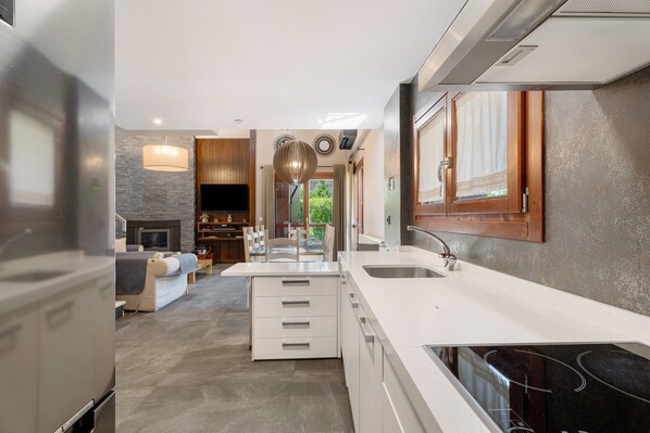 Refrigerador, microondas, horno y parrilla de estufa 