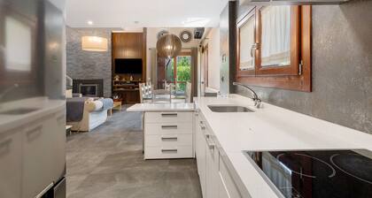 Country House 'Casa Biescas' with Mountain View, Wi-Fi and Air Conditioning