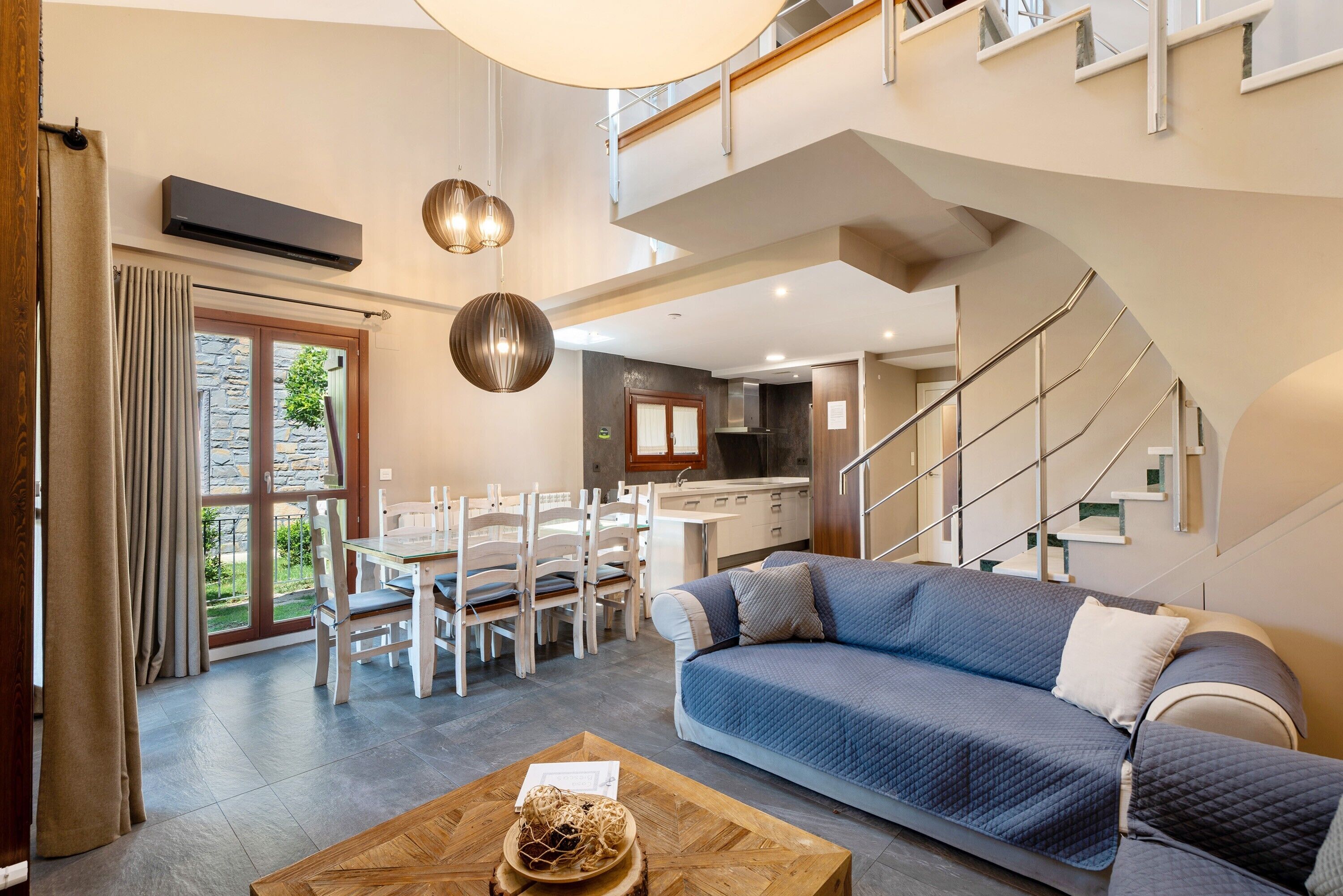 TV, caminetto, lettore DVD, impianto stereo