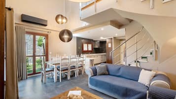 Televisión, chimenea, reproductor de DVD y estéreo