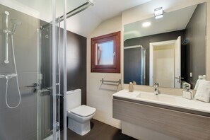 Shower, hair dryer, towels - Country House 'Casa Biescas' with Mountain View, Wi-Fi and Air Conditioning (Gavin)