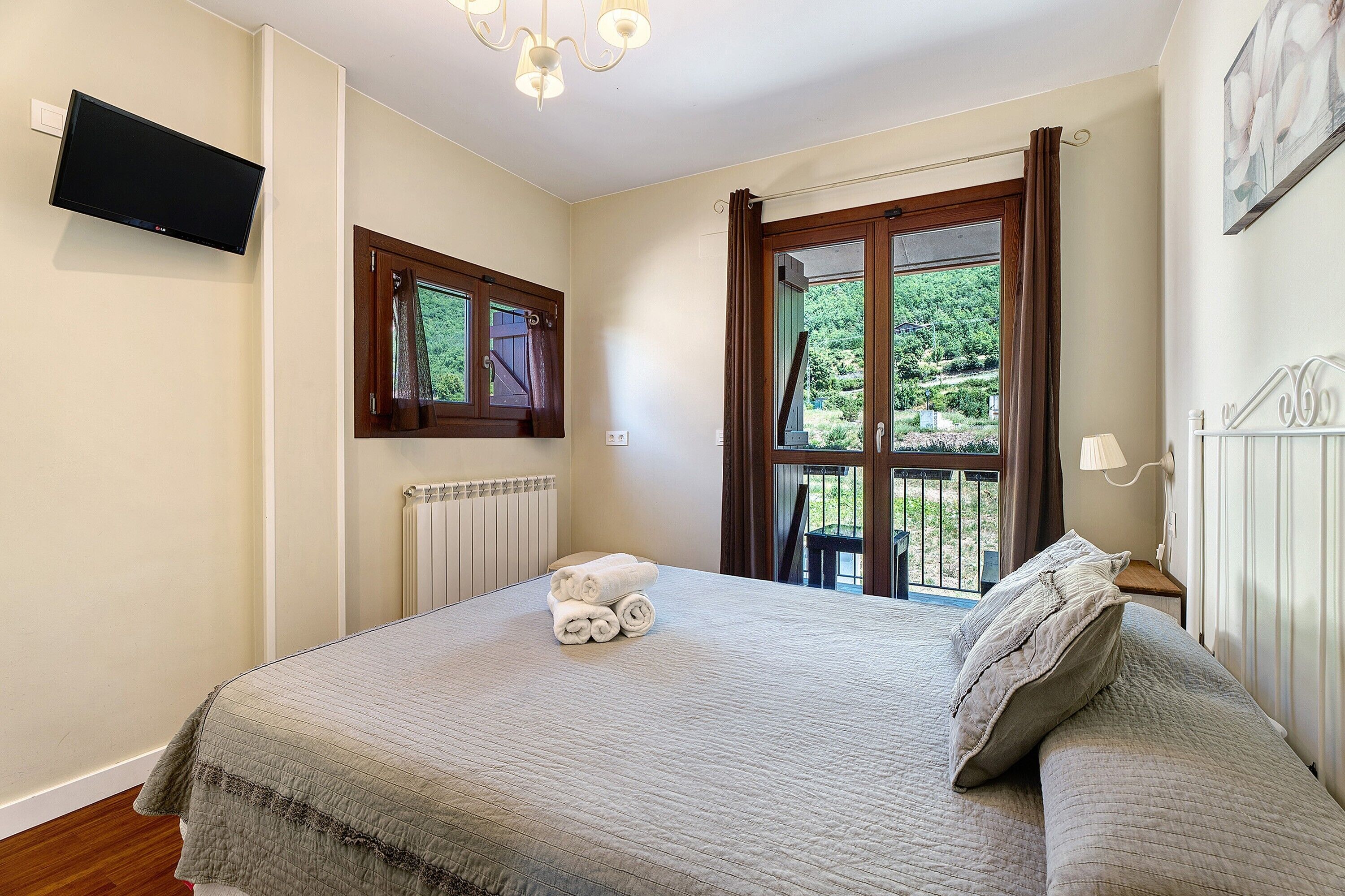 3 bedrooms, iron/ironing board, free WiFi, bed sheets