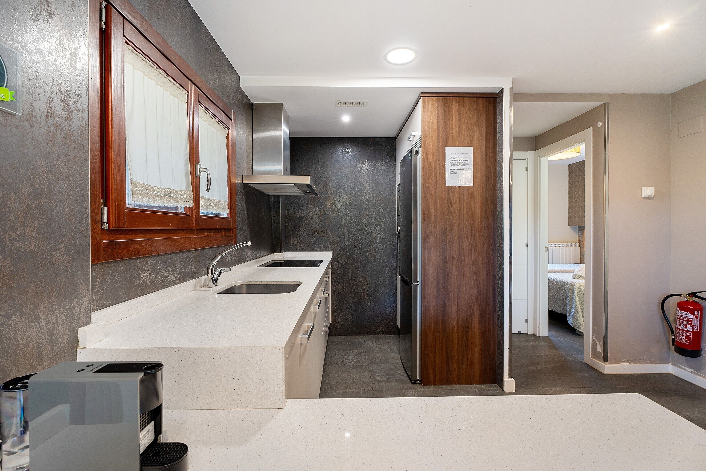 Køleskab, mikrobølgeovn, ovn, kogeplade