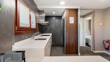 Køleskab, mikrobølgeovn, ovn, kogeplade