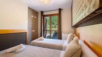 3 bedrooms, iron/ironing board, free WiFi, bed sheets