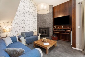 Televisión, chimenea, reproductor de DVD y estéreo 