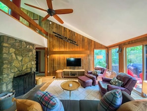 Smart TV y chimenea 