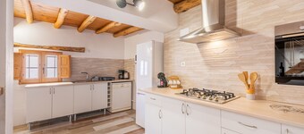 Casa de vacaciones 'Casa Rústica' con vistas a la montaña, terraza privada y Wi-Fi