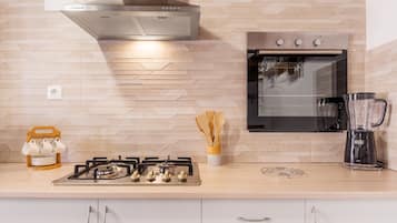 Jääkaappi, mikroaaltouuni, uuni, liesi