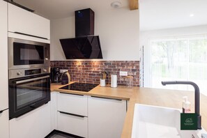 Micro-ondas, lava-louças, cadeirão de bebê