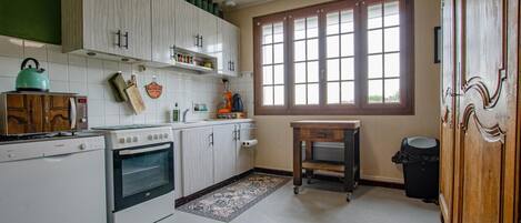 Micro-ondes, lave-vaisselle, chaise haute