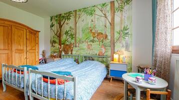 2 bedrooms, travel crib, free WiFi